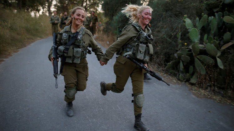 بالصور..مجندات اسرائيليات أثناء التدريب